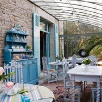 dining-in-white-and-turquoise