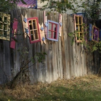 fanciful-decor-for-a-fence